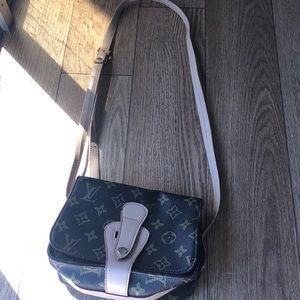 Small Louis Vuitton cross bag